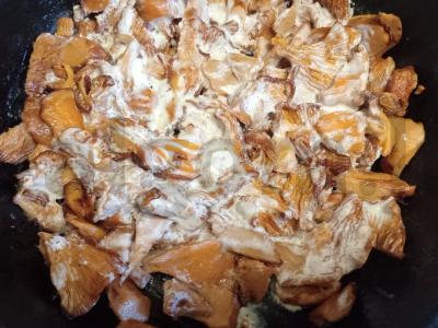 Šampinjonai, troškinti grietinėje ir kepti po sūriu Žingsnis 4