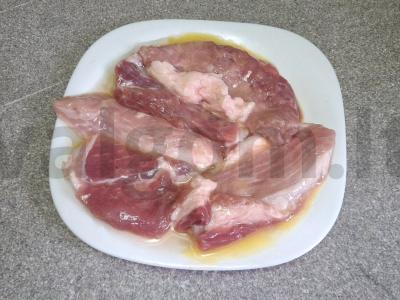 Kiaulienos kotletai džiūvėsėliuose per 30 minučių Žingsnis 2