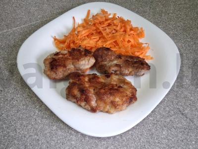 Kiaulienos kotletai džiūvėsėliuose per 30 minučių pagrindine nuotrauka