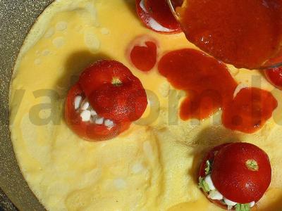 Omletas su pomidorais, įdarytais varške Žingsnis 13