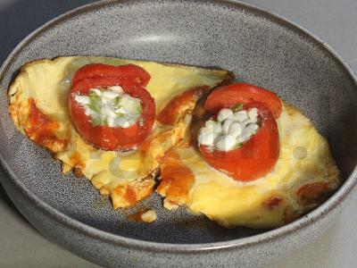 Omletas su pomidorais, įdarytais varške Žingsnis 14