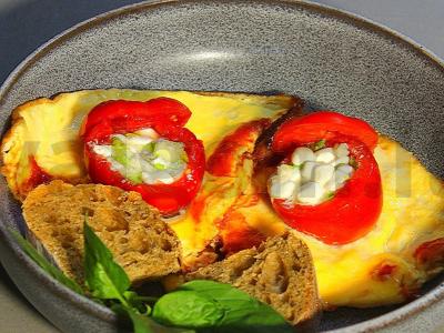 Omletas su pomidorais, įdarytais varške pagrindine nuotrauka