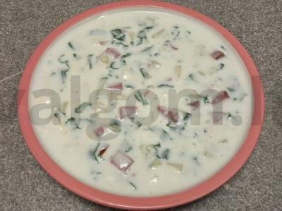 Okroška su kefyru ir rūkytomis dešromis pagrindine nuotrauka