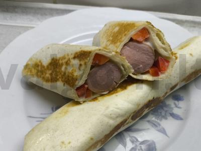 Tortilija su dešrele ir saldžiuoju pipiru pagrindine nuotrauka