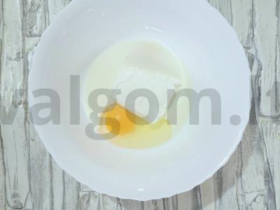 Švelnūs varškės blynai su kukurūzų miltais Žingsnis 1