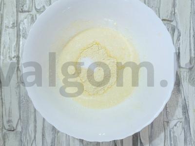 Švelnūs varškės blynai su kukurūzų miltais Žingsnis 2