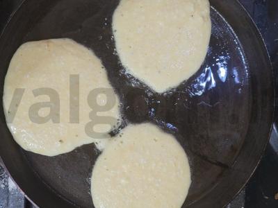 Švelnūs varškės blynai su kukurūzų miltais Žingsnis 3