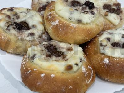 Varškės pyragėliai su braškių uogiene pagrindine nuotrauka