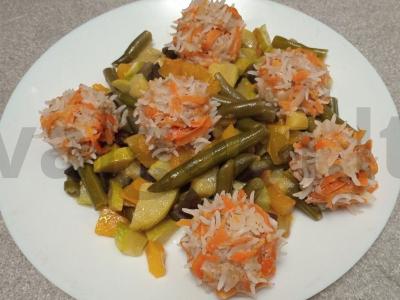 Kiaulienos faršo ežiukai su troškintų daržovių garnyru pagrindine nuotrauka