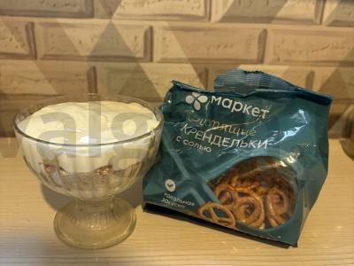 Sūdyto krekerių desertas pagrindine nuotrauka