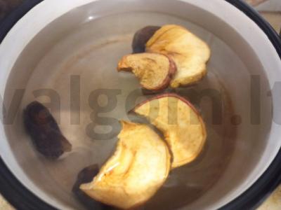 Arbatos gėrimas su obuoliu ir džiovintais vaisiais Žingsnis 2