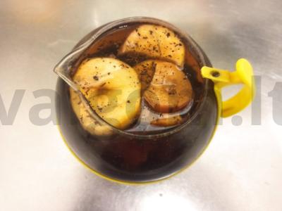 Arbatos gėrimas su obuoliu ir džiovintais vaisiais pagrindine nuotrauka