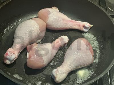 Vištienos blauzdelės grietinėlės padaže Žingsnis 1