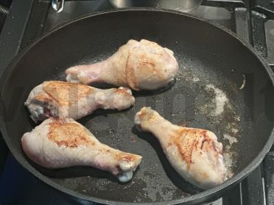 Vištienos blauzdelės grietinėlės padaže Žingsnis 2