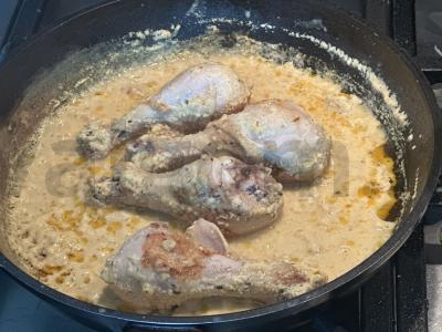 Vištienos blauzdelės grietinėlės padaže Žingsnis 6