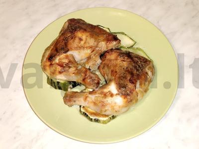 Vištienos šlaunelės ant cukinijų pagalvėlės pagrindine nuotrauka