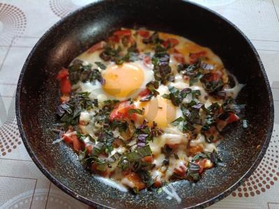 Kiaušinienė su daržovių mišiniu pagrindine nuotrauka