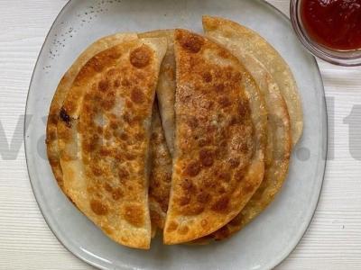 Čeburekai su faršu iš picos tešlos pagrindine nuotrauka