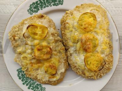 Šnicelis su pomidorais ir sūriu orkaitėje pagrindine nuotrauka