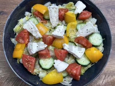 Lengvas daržovių salotas su brie sūriu pagrindine nuotrauka