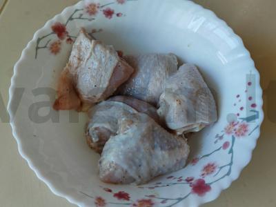 Lobio su vištiena, prieskoniais ir žolelėmis Žingsnis 1