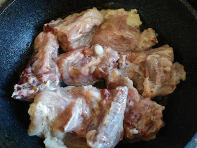 Lobio su vištiena, prieskoniais ir žolelėmis Žingsnis 3