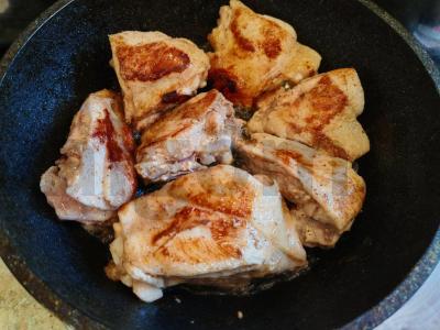 Lobio su vištiena, prieskoniais ir žolelėmis Žingsnis 4