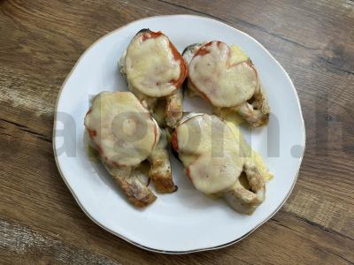 Kepta lašiša su pomidorais ir sūriu orkaitėje pagrindine nuotrauka