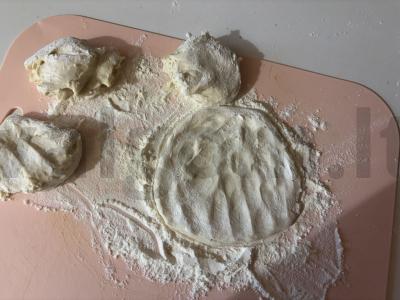 Skani pica ant mielinės tešlos Žingsnis 1