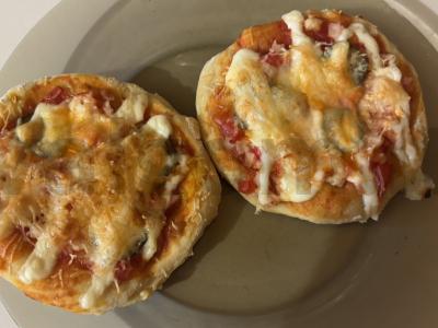 Skani pica ant mielinės tešlos pagrindine nuotrauka