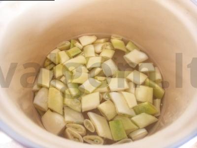 Troškinta žirninė pupelė su sojų padažu ir žaliu svogūnu Žingsnis 2