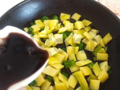 Troškinta žirninė pupelė su sojų padažu ir žaliu svogūnu Žingsnis 5