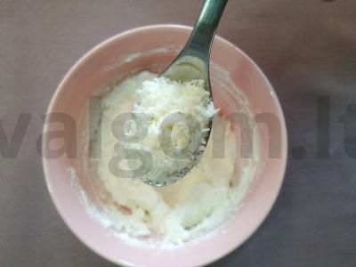 Varškės sūreliai su kokosų drožlėmis ir braškių džemu Žingsnis 3