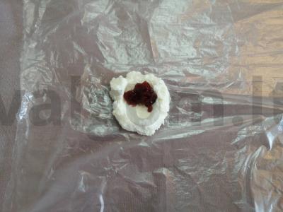 Varškės sūreliai su kokosų drožlėmis ir braškių džemu Žingsnis 5