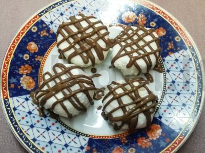 Varškės sūreliai su kokosų drožlėmis ir braškių džemu pagrindine nuotrauka