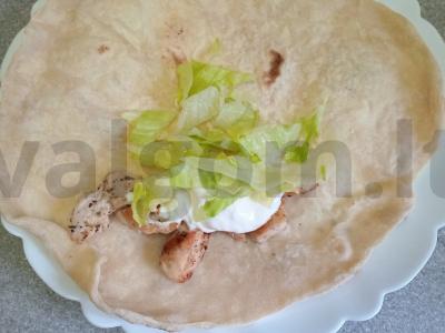 Šašlykas su kepta kalakutiena, lediniu salotu ir grietine Žingsnis 3