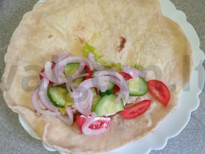 Šašlykas su kepta kalakutiena, lediniu salotu ir grietine Žingsnis 6