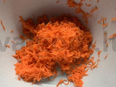 Varškės apkepas su morkomis, razinomis, riešutais ir cukatais Žingsnis 1