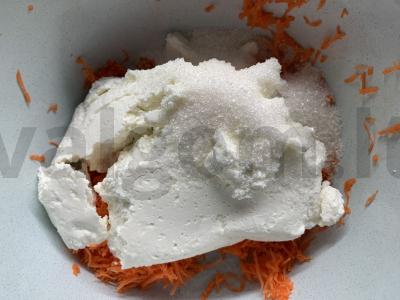 Varškės apkepas su morkomis, razinomis, riešutais ir cukatais Žingsnis 2