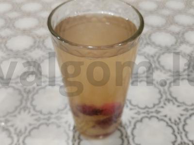 Vitamininis obuolių ir šermukšnių kompotas pagrindine nuotrauka