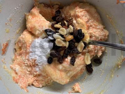 Varškės apkepas su morkomis, razinomis, riešutais ir cukatais Žingsnis 5