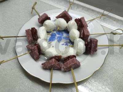 Kanarė su džiovintais pomidorais ir mocarela pagrindine nuotrauka