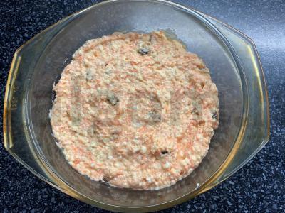 Varškės apkepas su morkomis, razinomis, riešutais ir cukatais Žingsnis 6