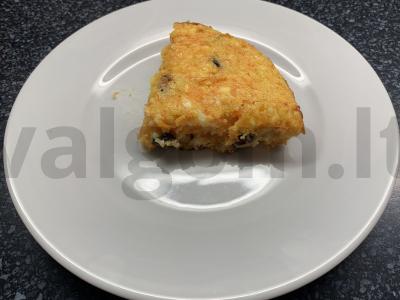 Varškės apkepas su morkomis, razinomis, riešutais ir cukatais pagrindine nuotrauka