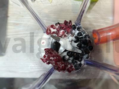 Pieninis kokteilis su ledais ir uogomis Žingsnis 1