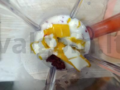 Pieninis kokteilis su ledais ir uogomis Žingsnis 3