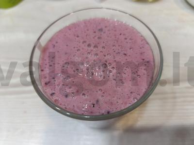 Pieninis kokteilis su ledais ir uogomis pagrindine nuotrauka