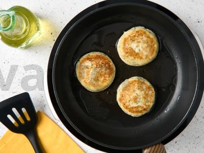 Sūrio blynai su Adygei sūriu Žingsnis 5