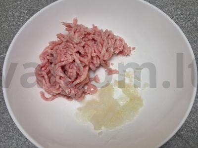 Kiaulienos faršo zrazai su putpelių kiaušiniais Žingsnis 1