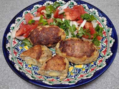 Kiaulienos faršo zrazai su putpelių kiaušiniais pagrindine nuotrauka